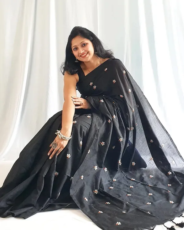 Black_Shiuli_Embroidery_Cotton_Handloom_Saree