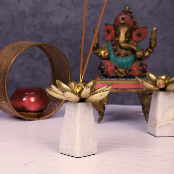Handcrafted_Marble_and_Brass_Flower_Incense_Stick_Holder