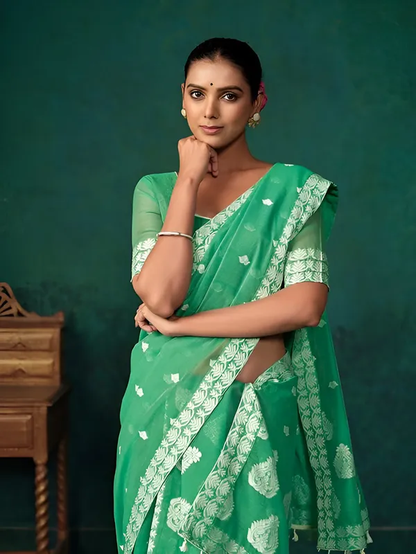 https://d1311wbk6unapo.cloudfront.net/NushopCatalogue/tr:f-webp,w-600,fo-auto/65e1b534eddd14767aed70e6/cat_img/Green_Mekhela_Saree_With_Blouse_Piece_PST8BNK4H7_2024-08-17_1.jpeg__Aura Silk