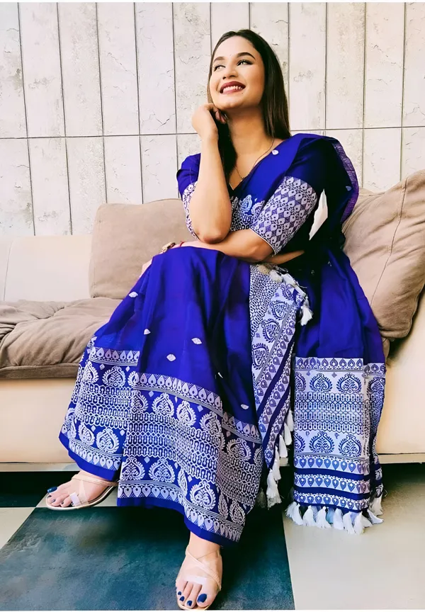 https://d1311wbk6unapo.cloudfront.net/NushopCatalogue/tr:f-webp,w-600,fo-auto/65e1b534eddd14767aed70e6/cat_img/Royal_Blue_Mekhela_Saree_With_Blouse_Piece_Q5QWPQFPEY_2024-08-20_1.jpeg__Aura Silk