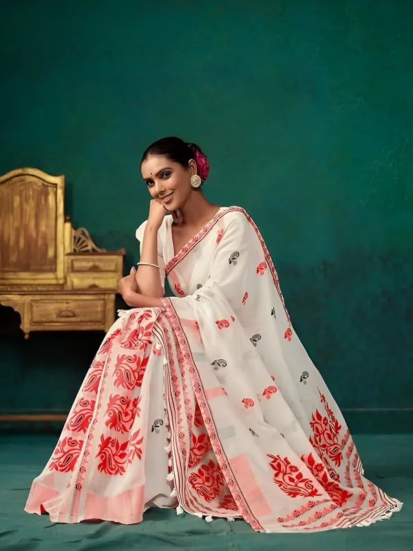 https://d1311wbk6unapo.cloudfront.net/NushopCatalogue/tr:f-webp,w-600,fo-auto/65e1b534eddd14767aed70e6/cat_img/White_Mekhela_Saree_With_Blouse_Piece_RV32Z1TNTF_2024-08-17_1.jpeg__Aura Silk