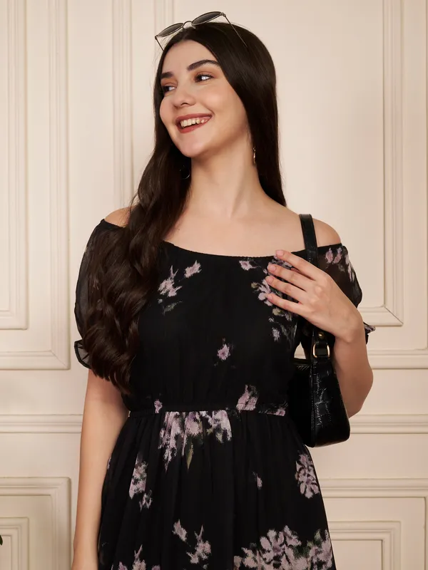 Fbella_Black_Floral_Off-Shoulder_Georgette_Maxi_Dress