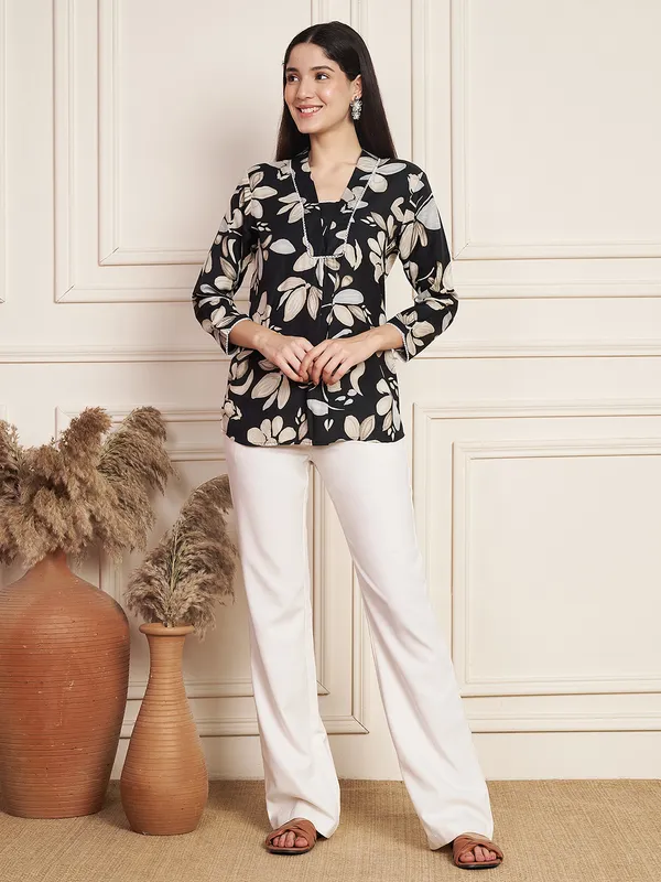 Fbella_Women_Black_Floral_Cotton_Slub_Top_with_Lace-Trim_Neckline_