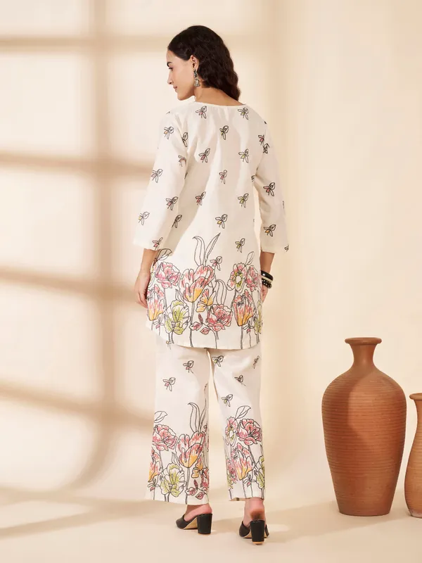 Fbella_Women_Off-White_Floral_Printed_Cotton_Co-Ord_Set