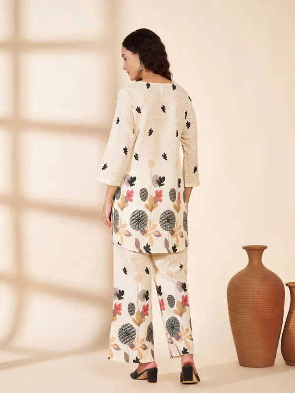 Fbella_Women_Off-White_Floral_Printed_Cotton_Co-Ord_Set