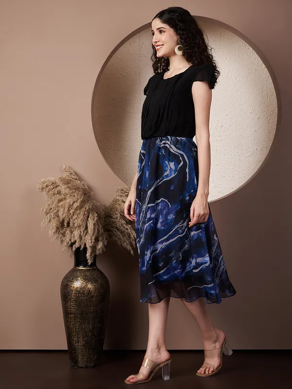 Fbella_Women's_Black_&_Blue_Abstract_Fit-and-Flare_Georgette_Midi_Dress