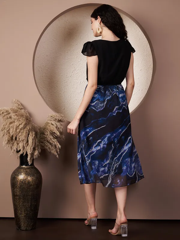 Fbella_Women's_Black_&_Blue_Abstract_Fit-and-Flare_Georgette_Midi_Dress