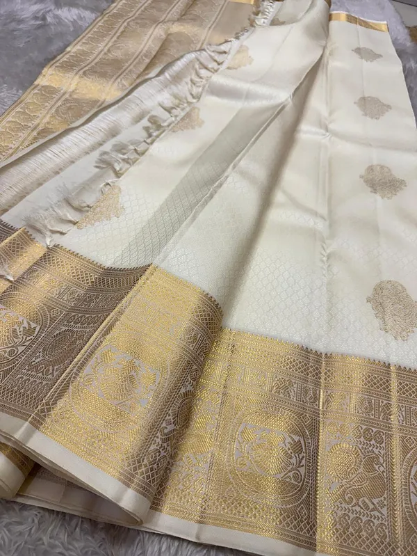 Soft_Lichi_Silk_Saree_with_Unstiched_Blouse_Piece