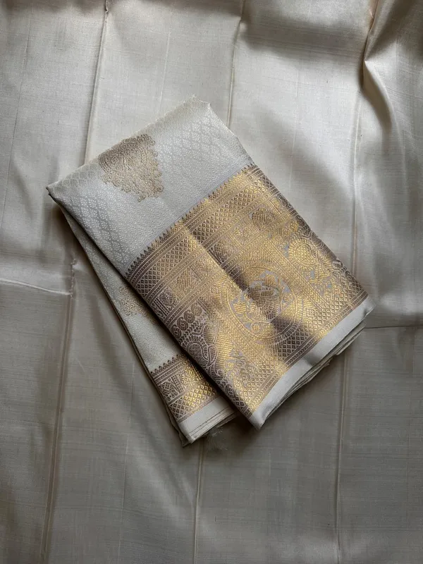 Soft_Lichi_Silk_Saree_with_Unstiched_Blouse_Piece