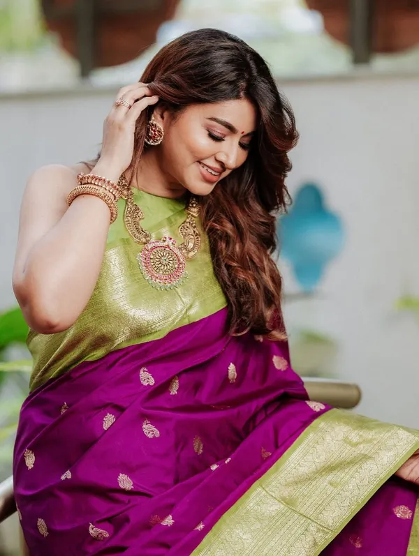 Soft_Lichi_Silk_Saree_with_Unstiched_Blouse_Piece