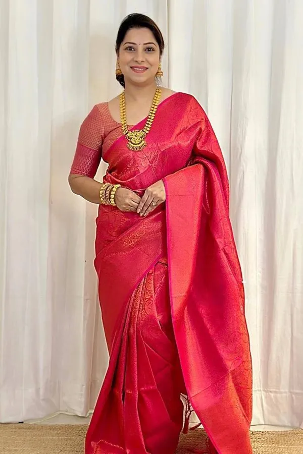 Soft_Lichi_Silk_Saree_with_Unstiched_Blouse_Piece