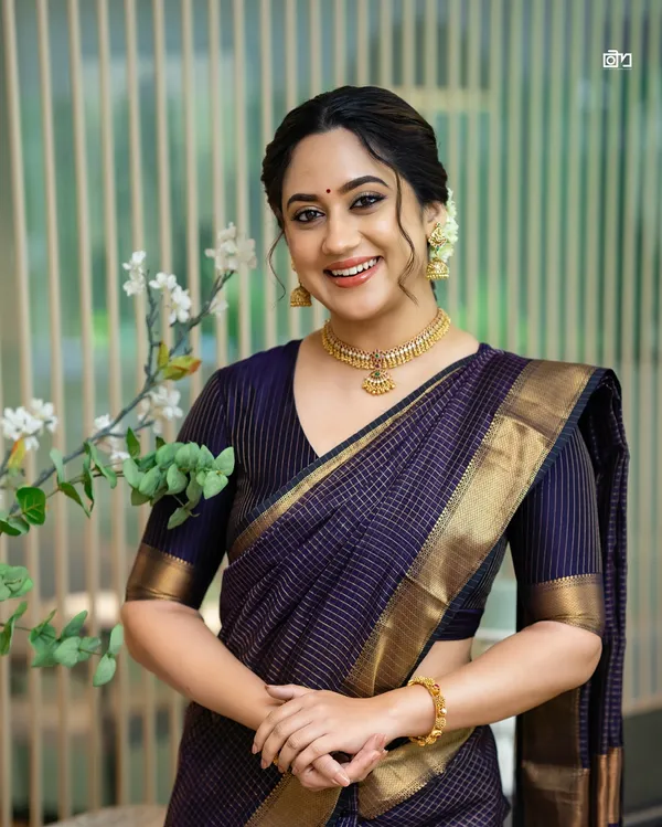 Soft_Banarasi_Lichi_Silk_Saree_with_Unstiched_Blouse_Piece