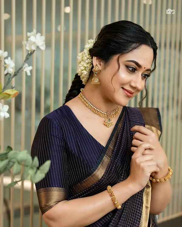 Soft_Banarasi_Lichi_Silk_Saree_with_Unstiched_Blouse_Piece