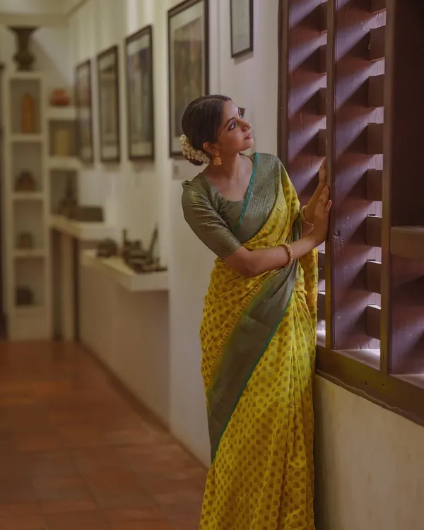 Soft_Banarasi_Lichi_Silk_Saree_with_Unstiched_Blouse_Piece
