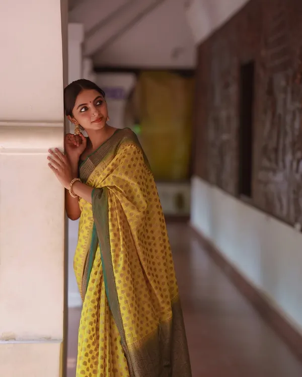 Soft_Banarasi_Lichi_Silk_Saree_with_Unstiched_Blouse_Piece