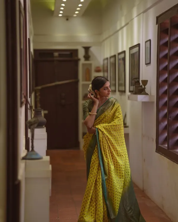 Soft_Banarasi_Lichi_Silk_Saree_with_Unstiched_Blouse_Piece