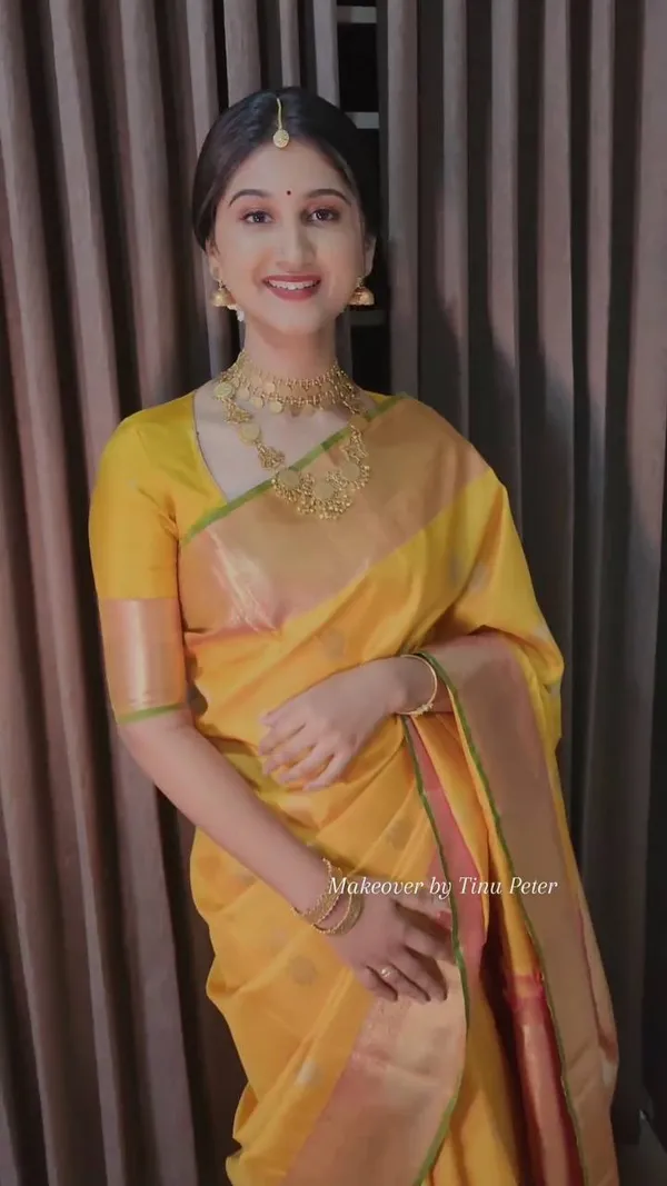 Soft_Lichi_Silk_Saree_with_Unstiched_Blouse_Piece