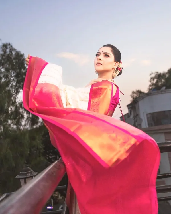 Banarasi_Semi-Silk_Saree_with_Unstiched_Blouse_Piece