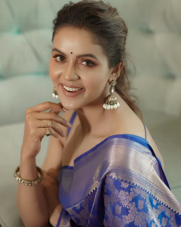 Soft_Banarasi_Lichi_Silk_Saree_with_Unstiched_Blouse_Piece