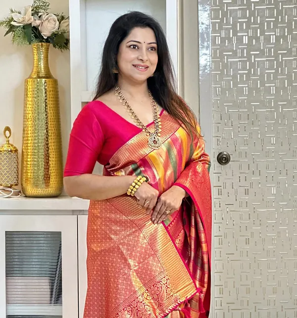 Soft_Lichi_Silk_Saree_with_Unstiched_Blouse_Piece
