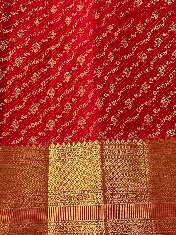 Soft_Lichi_Silk_Saree_with_Unstiched_Blouse_Piece