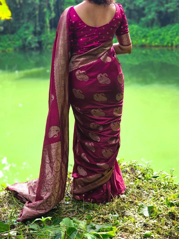 Soft_Lichi_Silk_Saree_with_Unstiched_Blouse_Piece