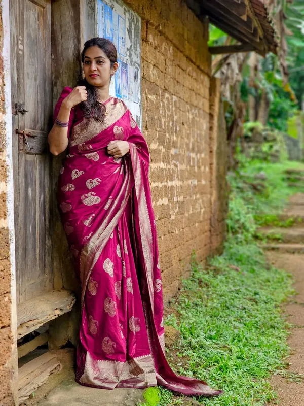 Soft_Lichi_Silk_Saree_with_Unstiched_Blouse_Piece