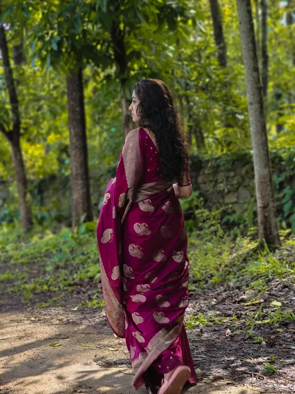 Soft_Lichi_Silk_Saree_with_Unstiched_Blouse_Piece