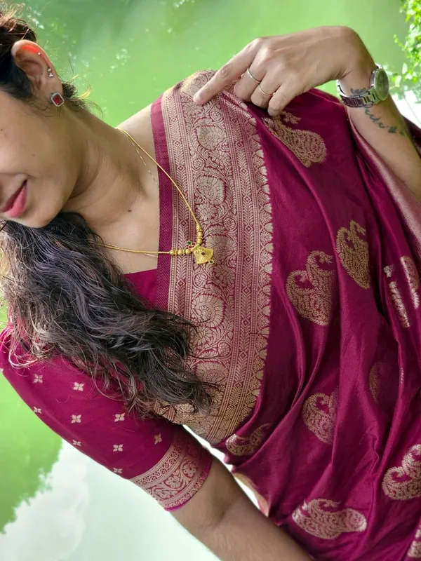 Soft_Lichi_Silk_Saree_with_Unstiched_Blouse_Piece