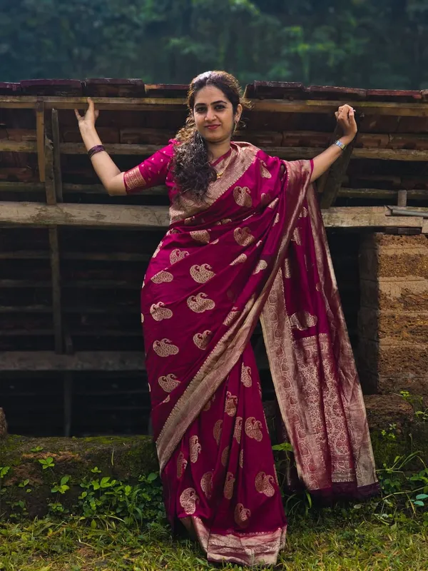 Soft_Lichi_Silk_Saree_with_Unstiched_Blouse_Piece