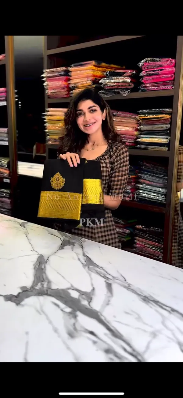 Tremendous_Black_Soft_Banarasi_Silk_Saree_With_Supernal_Blouse_Piece