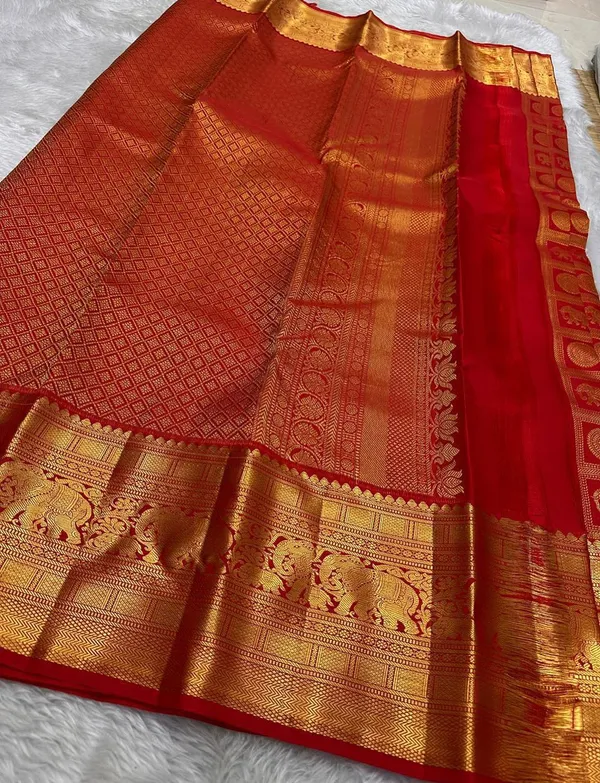 Soft_Lichi_Silk_Saree_with_Unstiched_Blouse_Piece