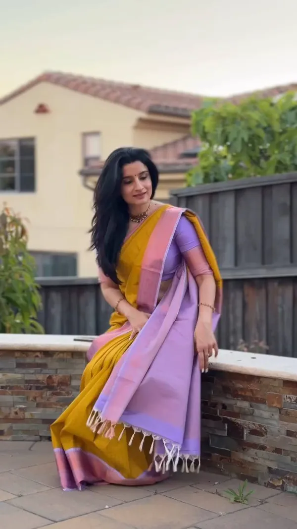 Soft_Lichi_Silk_Saree_with_Unstiched_Blouse_Piece