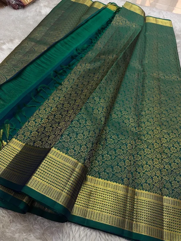 Soft_Lichi_Silk_Saree_with_Unstiched_Blouse_Piece