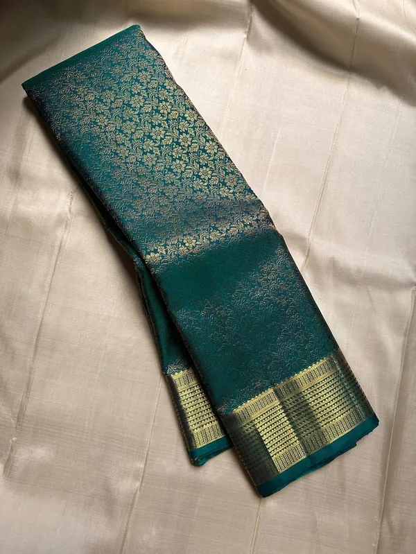 Soft_Lichi_Silk_Saree_with_Unstiched_Blouse_Piece