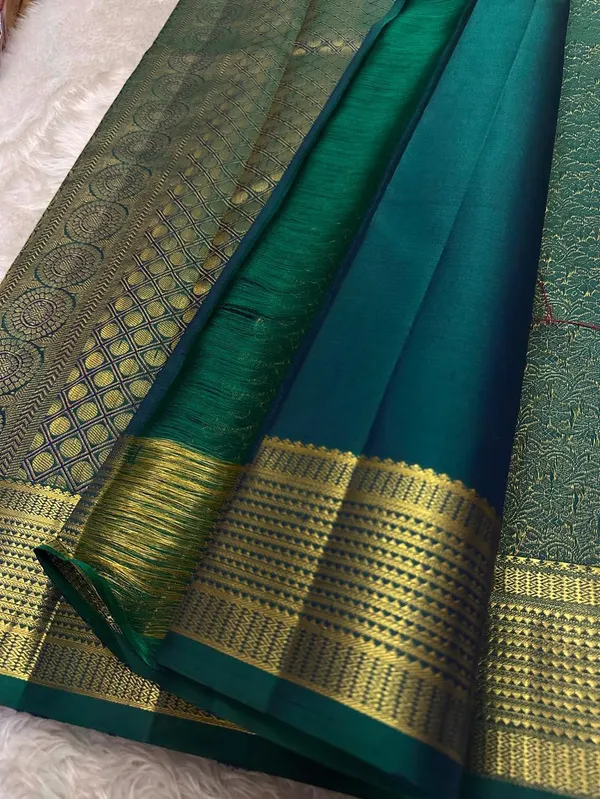 Soft_Lichi_Silk_Saree_with_Unstiched_Blouse_Piece