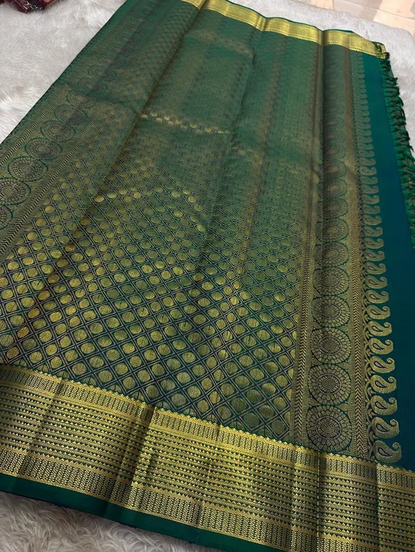Soft_Lichi_Silk_Saree_with_Unstiched_Blouse_Piece