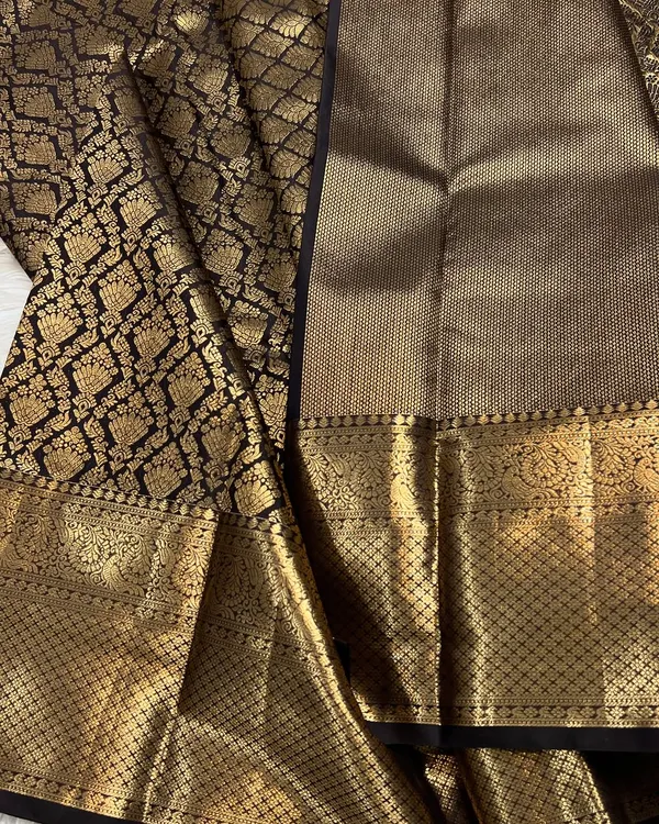 Soft_Banarasi_Lichi_Silk_Saree_with_Unstiched_Blouse_Piece