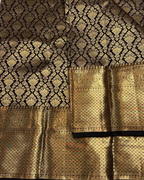 Soft_Banarasi_Lichi_Silk_Saree_with_Unstiched_Blouse_Piece