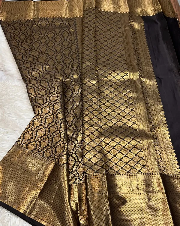 Soft_Banarasi_Lichi_Silk_Saree_with_Unstiched_Blouse_Piece