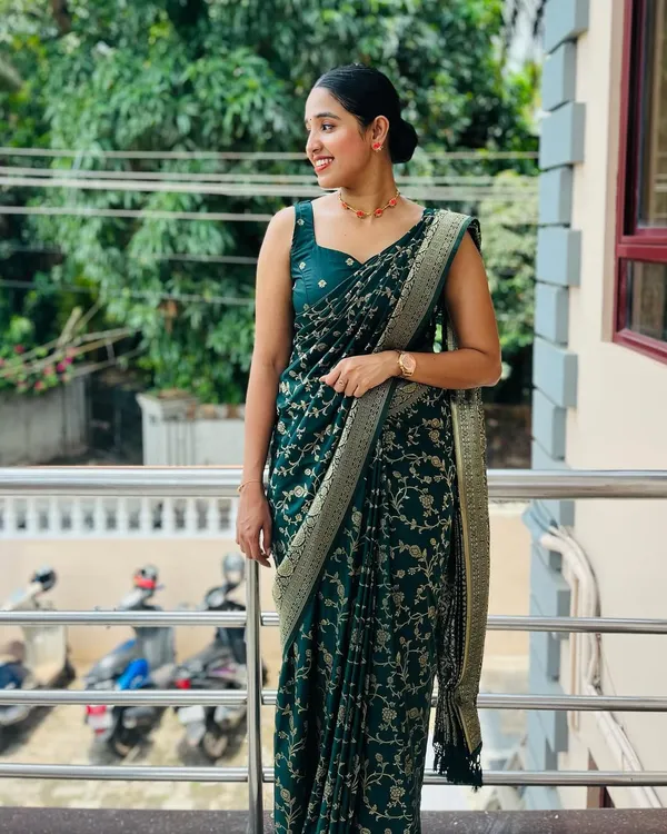Tremendous_Green_Soft_Banarasi_Silk_Saree_With_Supernal_Blouse_Piece