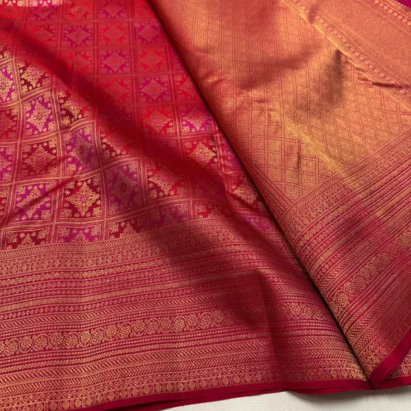 Soft_Lichi_Silk_Saree_with_Unstiched_Blouse_Piece