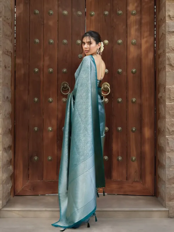 Soft_Lichi_Silk_Saree_with_Unstiched_Blouse_Piece