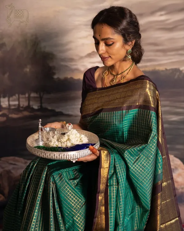 Soft_Lichi_Silk_Saree_with_Unstiched_Blouse_Piece