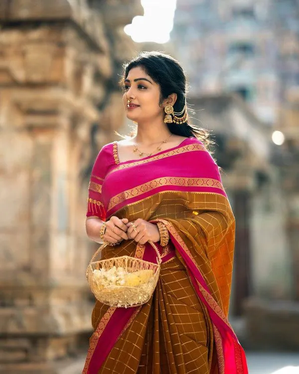 Soft_Lichi_Silk_Saree_with_Unstiched_Blouse_Piece