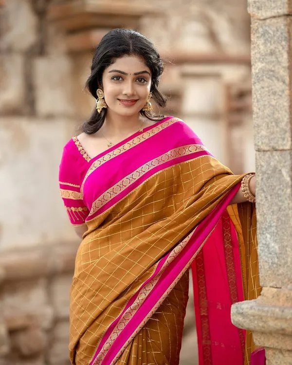 Soft_Lichi_Silk_Saree_with_Unstiched_Blouse_Piece