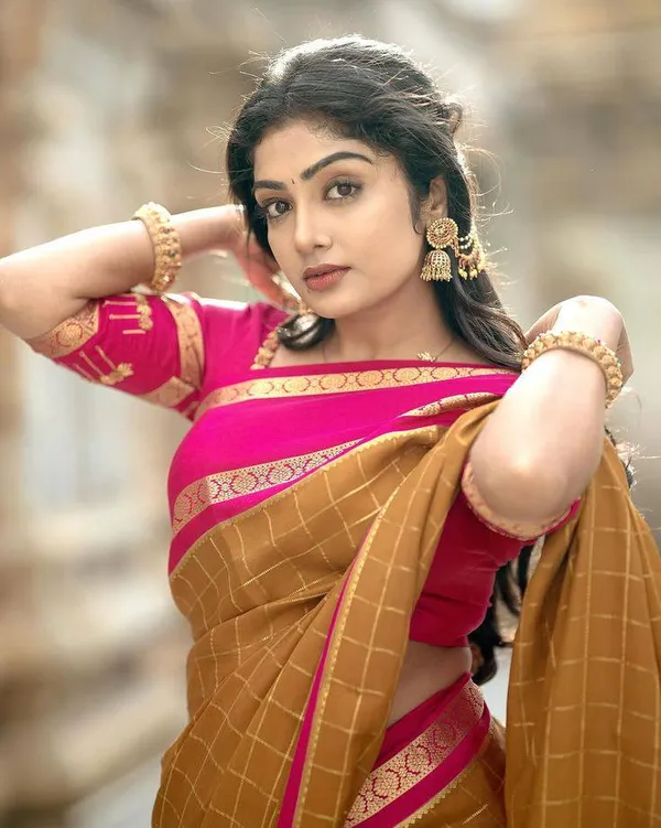 Soft_Lichi_Silk_Saree_with_Unstiched_Blouse_Piece