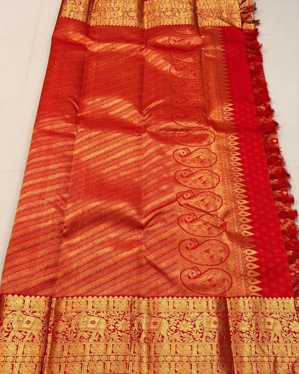 Soft_Lichi_Silk_Saree_with_Unstiched_Blouse_Piece