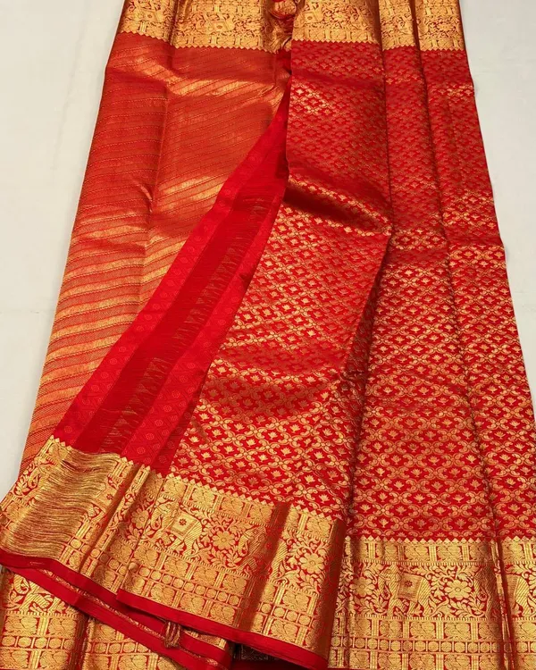 Soft_Lichi_Silk_Saree_with_Unstiched_Blouse_Piece