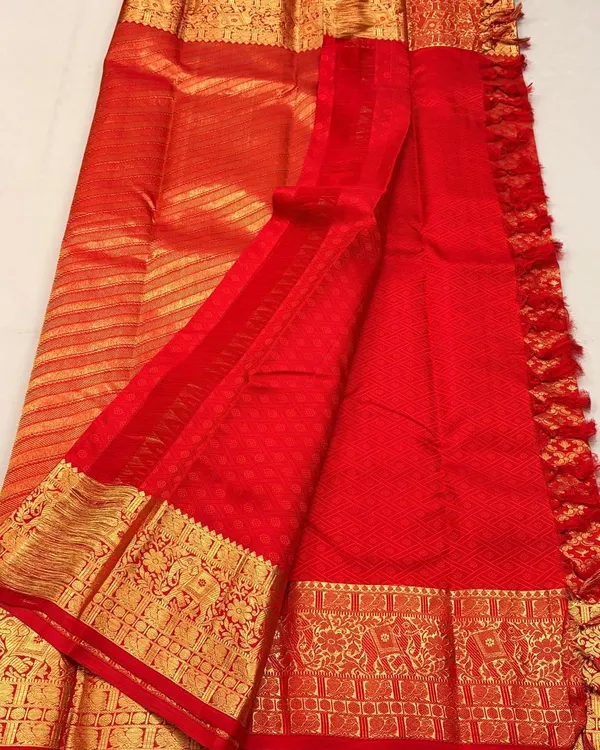Soft_Lichi_Silk_Saree_with_Unstiched_Blouse_Piece